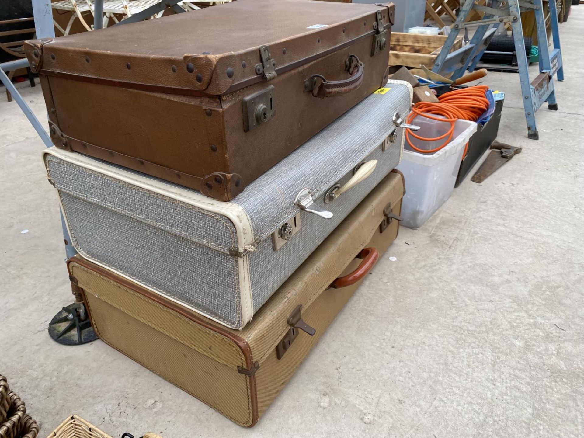 THREE VARIOUS VINTAGE TRAVEL CASES - Image 4 of 4