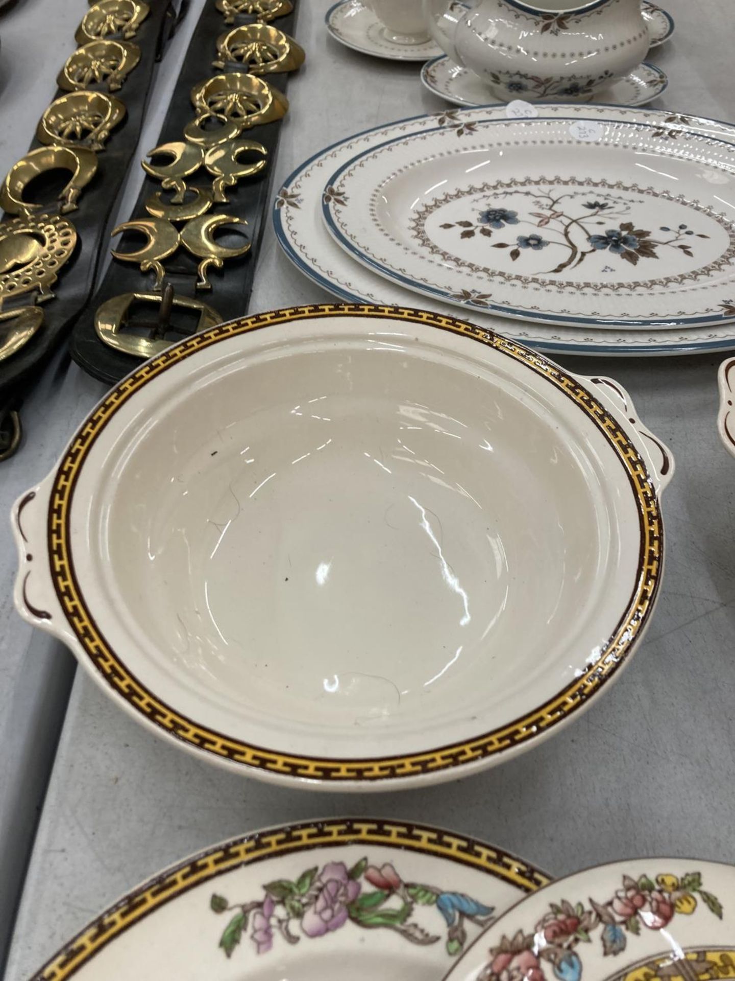A QUANTITY OF WASHINGTON 'INDIAN TREE' DINNERWARE TO INCLUDE PLATES, BOWLS, TUREEN, SAUCE BOAT, ETC - Image 2 of 6