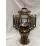 A METAL AND GLASS LANTERN STYLE LIGHT IN HEXAGONAL CASING WITH A PYRAMID STYLE TOP, HEIGHT 56CM,