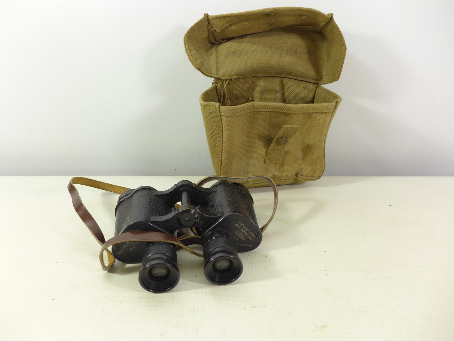 A PAIR OF BRITISH KERSHAW NO.2 MKIII BINOCULARS DATED 1945, INCLUDES CASE