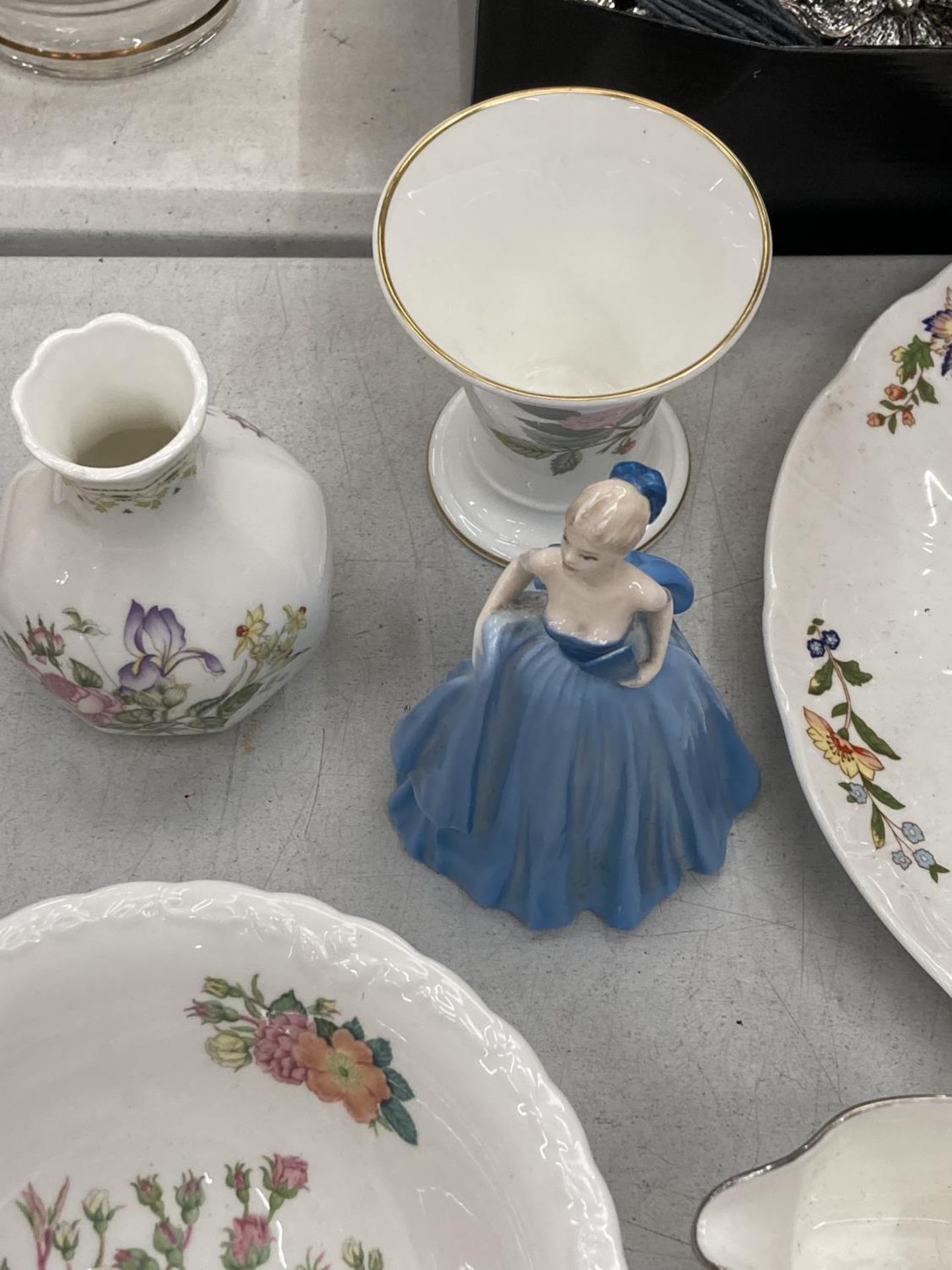 A QUANTITY OF CHINA TO INCLUDE COALPORT, ROYAL DOULTON, AYNSLEY, WEDGWOOD, PLATES, BOWLS, JUGS, - Image 2 of 8