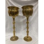 A PAIR OF HEAVY BRASS PLANTERS ON RAISED BRASS BASE HEIGHT 65CM, DIAMETER 23CM