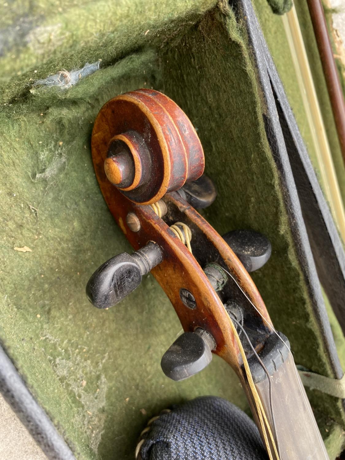 A VINTAGE CASED VIOLIN AND BOW - Image 5 of 6
