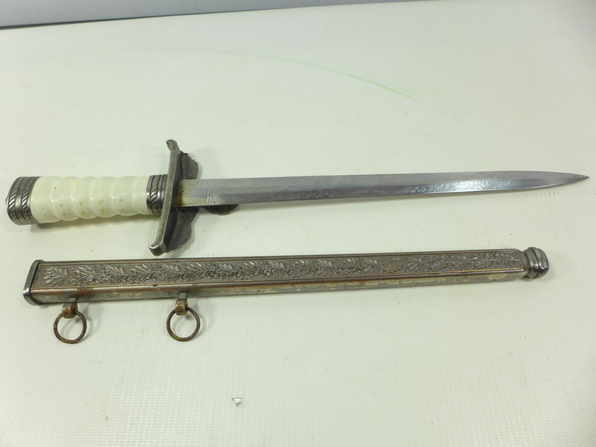 A REPLICA NAZI GERMANY GERMAN OFFICERS DRESS DAGGER 26.5 CM BLADE - Image 3 of 5