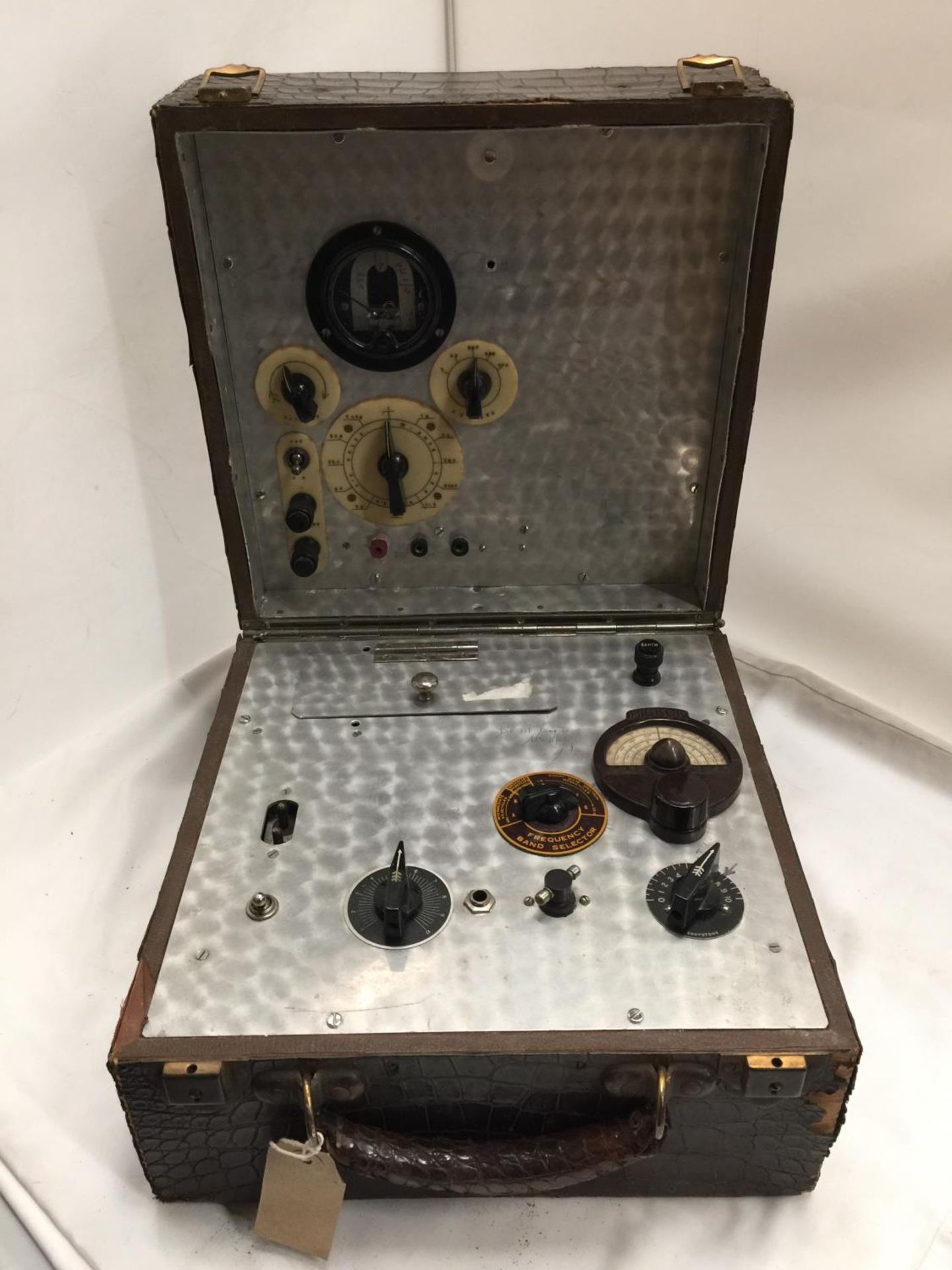 A MID 20TH CENTURY BRITISH TRANSCEIVER SUITCASE RADIO, SIMILAR TO ONES USED BY THE S.O.E FIELD