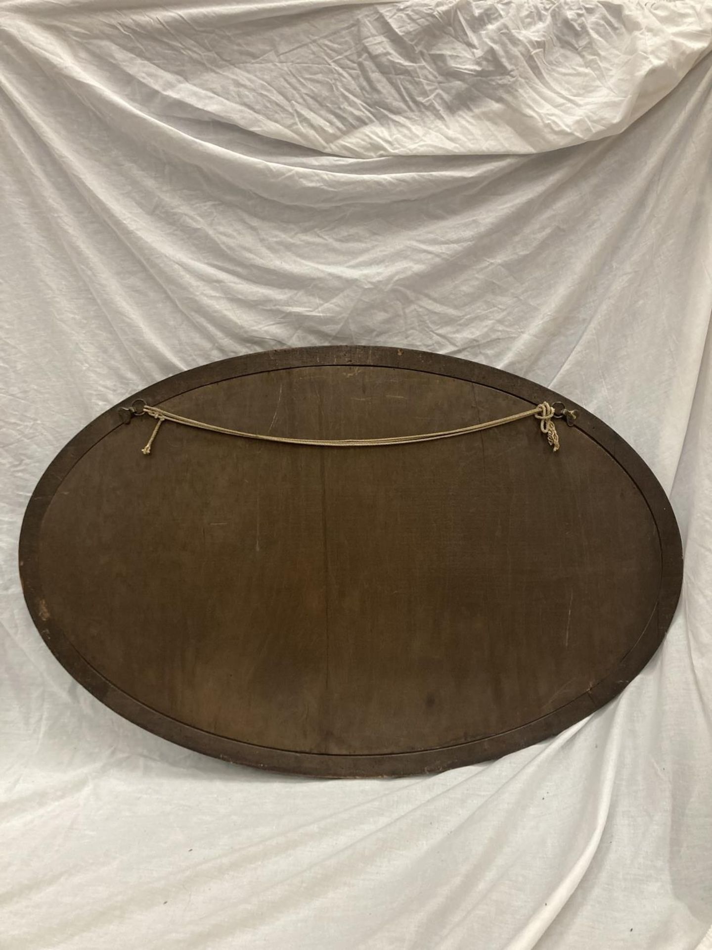 A LARGE MAHOGANY FRAMED OVAL MIRROR WITH BEADED INNER APPROX 100CM X 65CM - Image 4 of 4