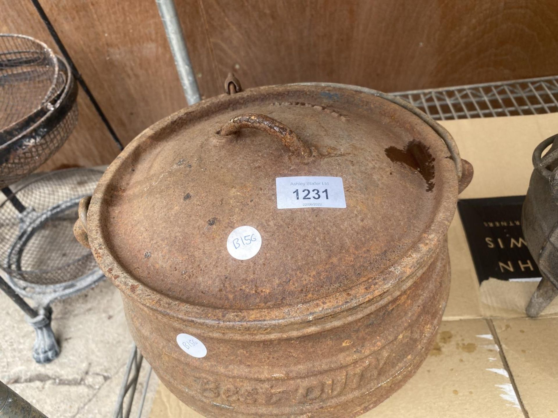 A VINTAGE CAST IRON 'BEST-DUTY' COOKING POT - Image 2 of 3