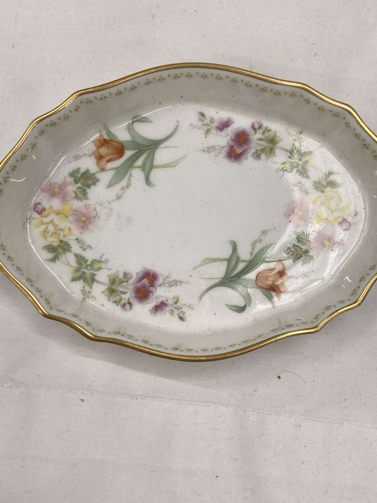 A QUANTITY OF CHINA TO INCLUDE COALPORT, ROYAL DOULTON, AYNSLEY, WEDGWOOD, PLATES, BOWLS, JUGS, - Image 7 of 8