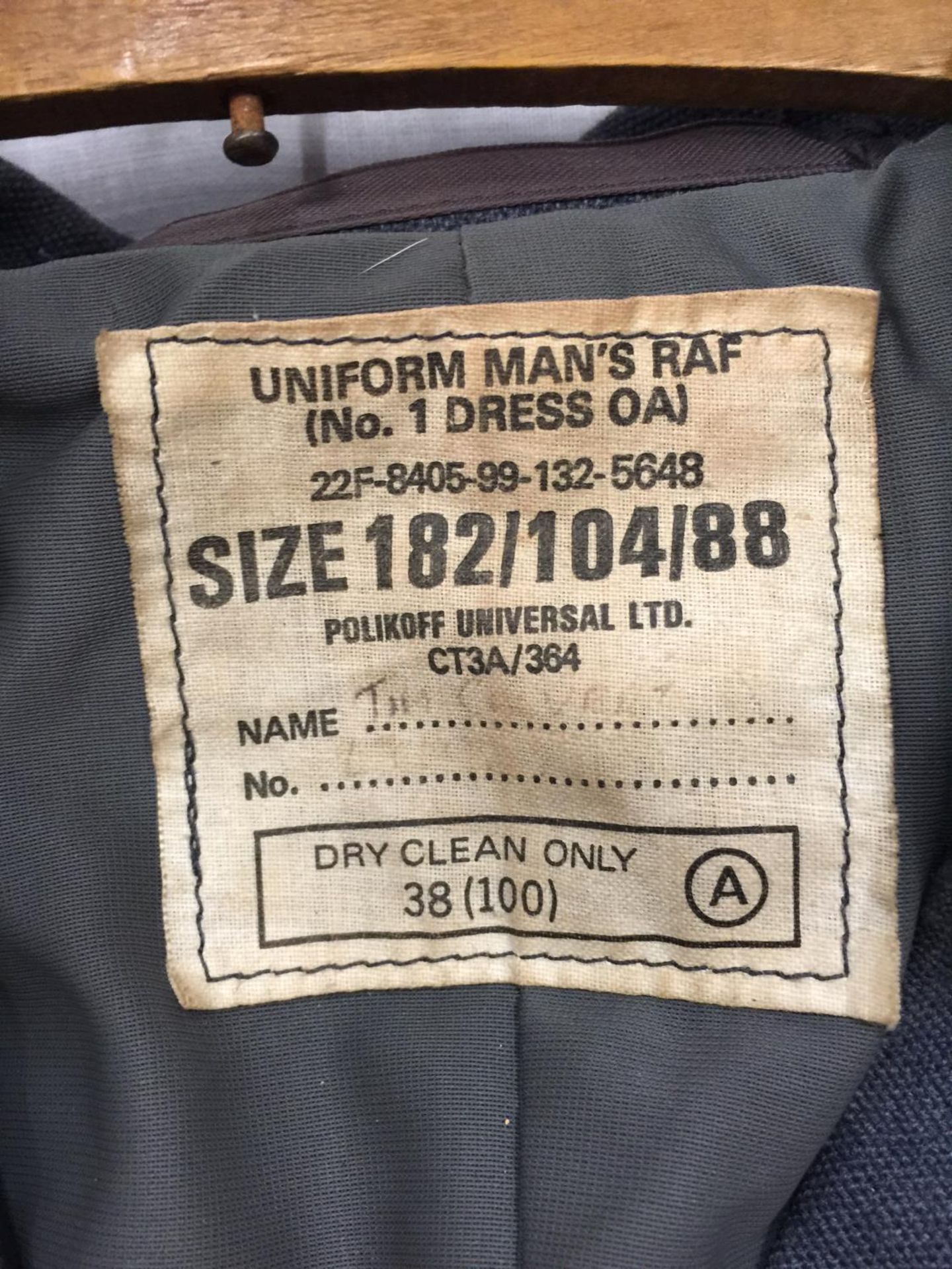 A LARGE AMOUNT OF R.A.F UNIFORM TO INCLUDE JACKETS, TROUSERS, SHIRTS, TIES ETC. - Bild 3 aus 10