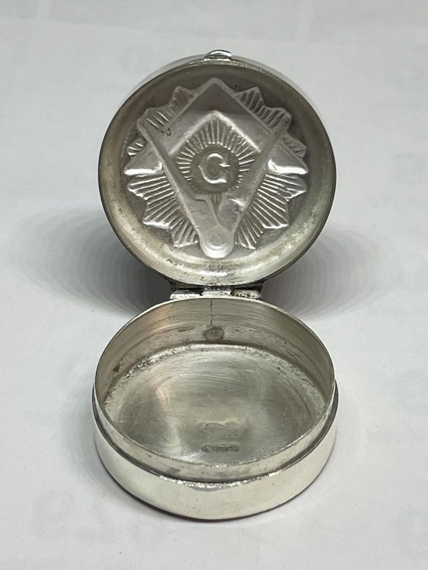 A MARKED SILVER PILL BOX WITH A MASONIC DESIGN - Image 3 of 3