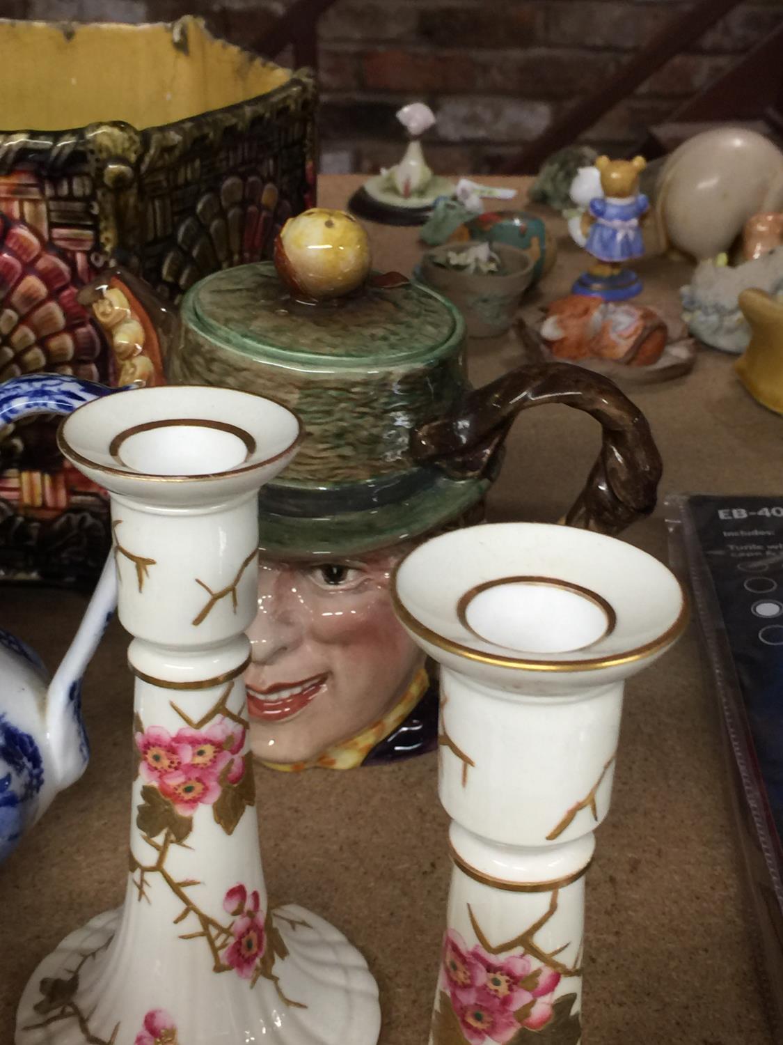 A QUANTITY OF ITEMS TO INCLUDE CERAMIC CANDLESTICKS, MAJOLICA STYLE PLANTER, FIGURES, VASES, JUGS, - Image 2 of 7