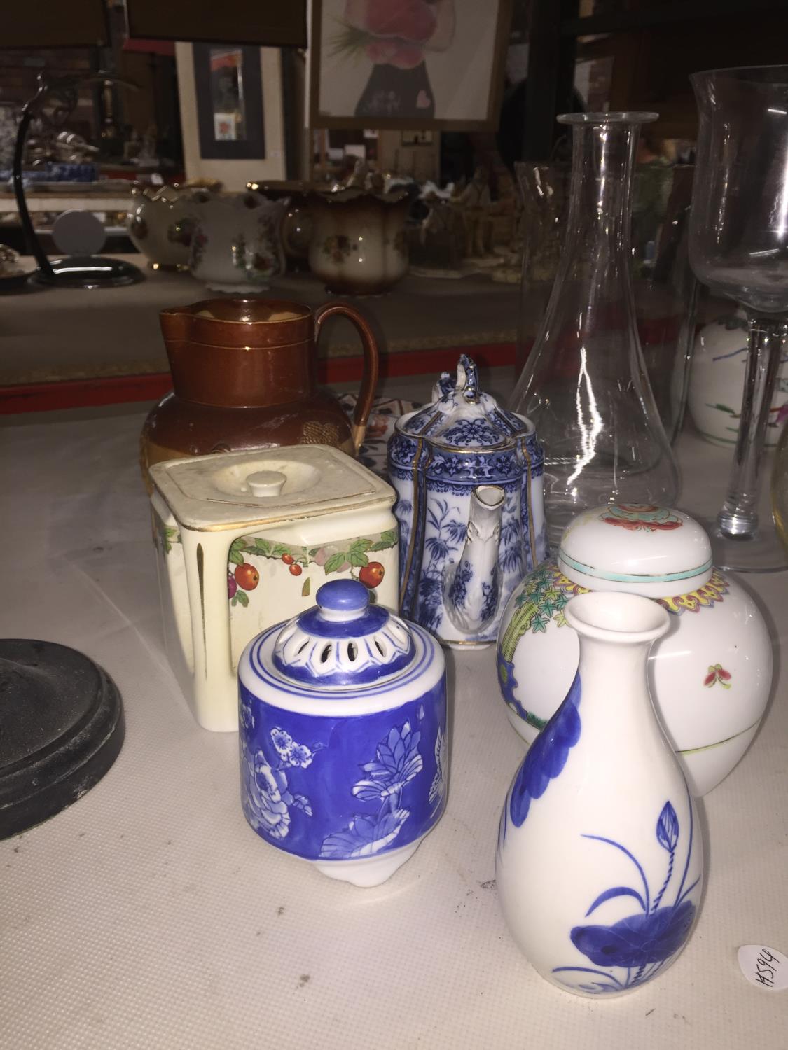 A QUANTITY OF CERAMIC ITEMS TO INCLUDE A ROYAL DOULTON JUG, A 'CUBE' TEAPOT, S. H. & SONS BLUE AND - Image 5 of 5