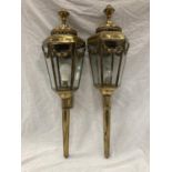 A PAIR OF VINTAGE BRASS COACHING LAMPS - NOW CONVERTED TO ELECTRICITY, THE GLASS DECORATED WITH