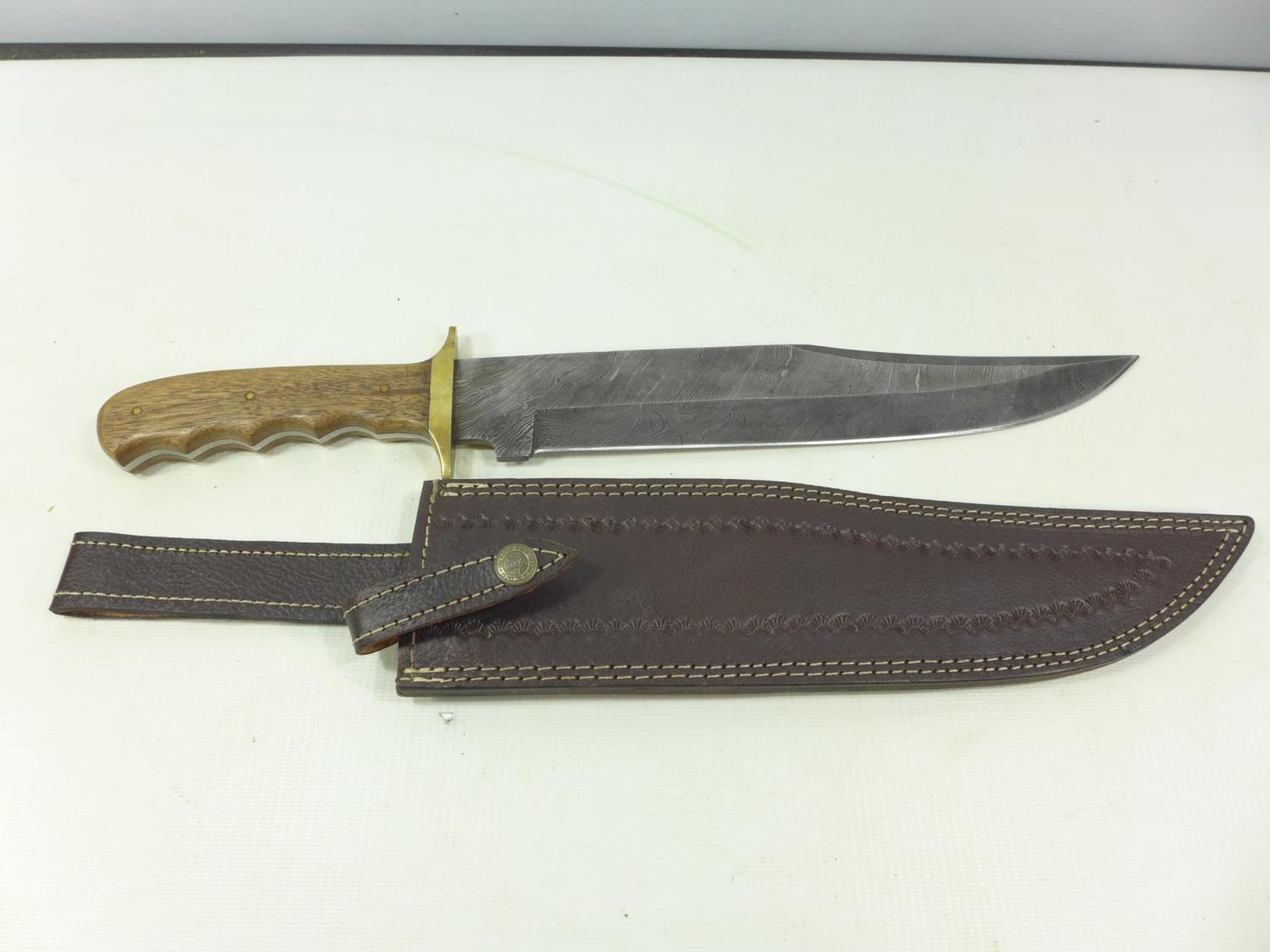 A LARGE WELL MADE HUNTING BOWIE KNIFE AND SCABBARD 29 CM DAMASCUS BLADE