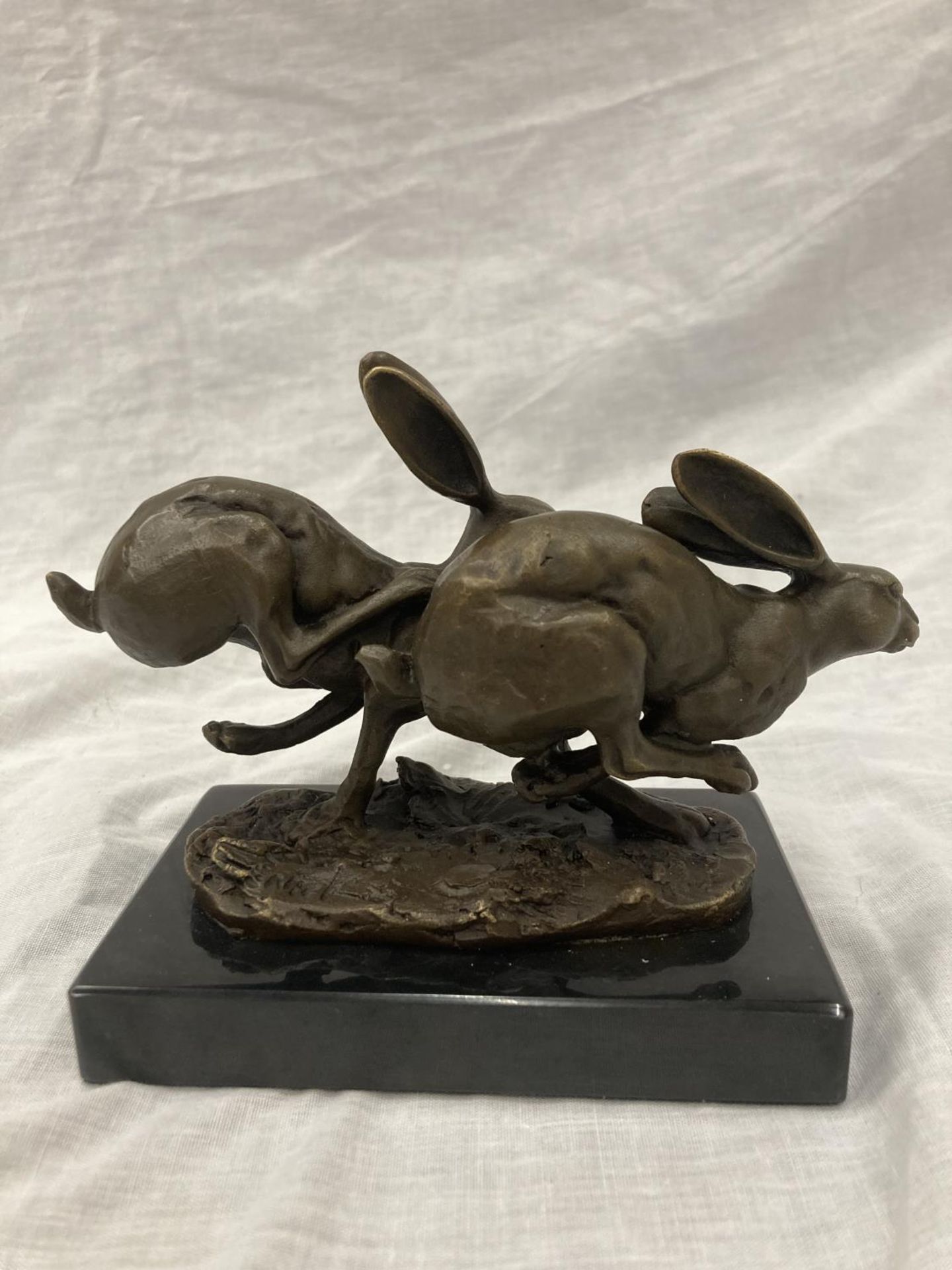 A SIGNED BRONZE OF HARES RUNNING ON A MARBLE PLINTH HEIGHT 12CM, LENGTH 15CM - Image 5 of 7