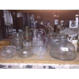 A QUANTITY OF GLASSWARE TO INCLUDE VASES, BOWLS, TANKARD, CHEESE DOME, JUGS, ETC