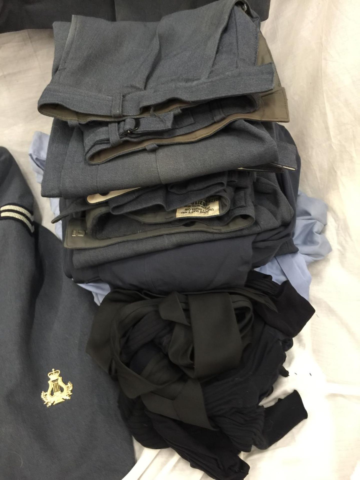 A LARGE AMOUNT OF R.A.F UNIFORM TO INCLUDE JACKETS, TROUSERS, SHIRTS, TIES ETC. - Bild 9 aus 10
