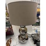 A LARGE CHROME TABLE LAMP WITH GRADUATING BALL SHAPES AND A CAPPUCCINO COLOURED SHADE HEIGHT 60CM TO