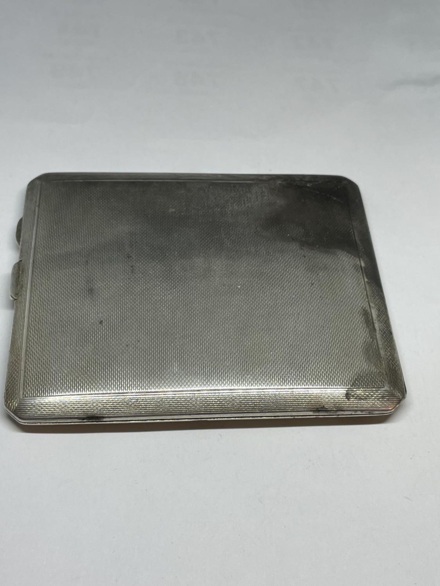 A HALLMARKED BIRMINGHAM SILVER CIGARETTE CASE - Image 4 of 4