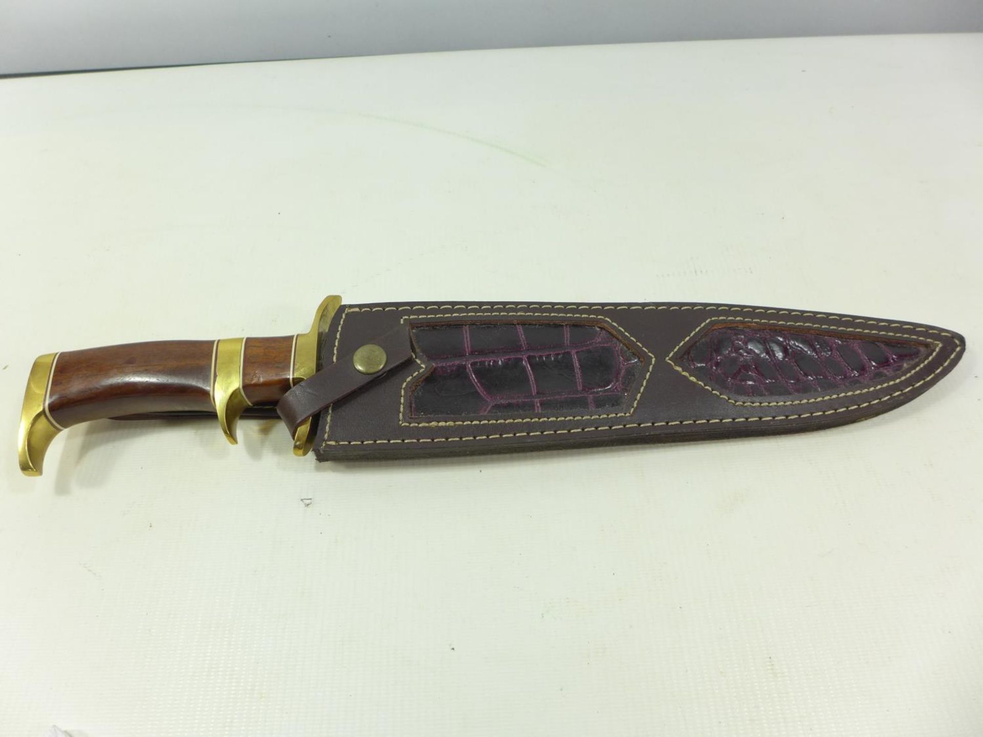 A LARGE WELL MADE HUNTING KNIFE AND SCABBARD 28 CM DAMASCUS BLADE - Image 5 of 5