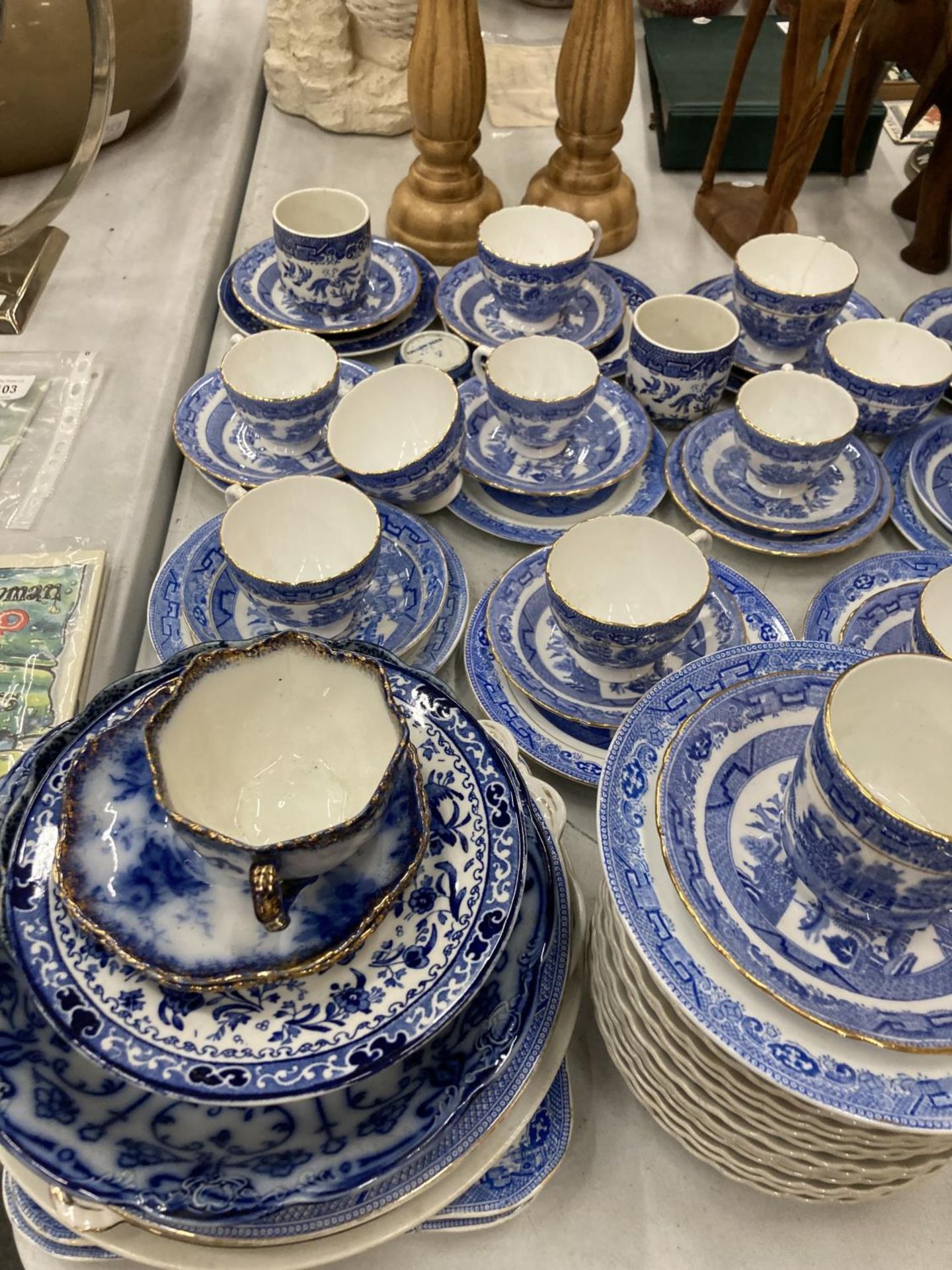 A LARGE QUANTITY OF BLUE AND WHITE 'WILLOW' PATTERN CHINA - APPROX 76 PIECES - Image 3 of 4