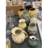 A QUANTITY OF VINTAGE VASES AND JUGS TO INCLUDE BEWLEY, DENBY, ETC
