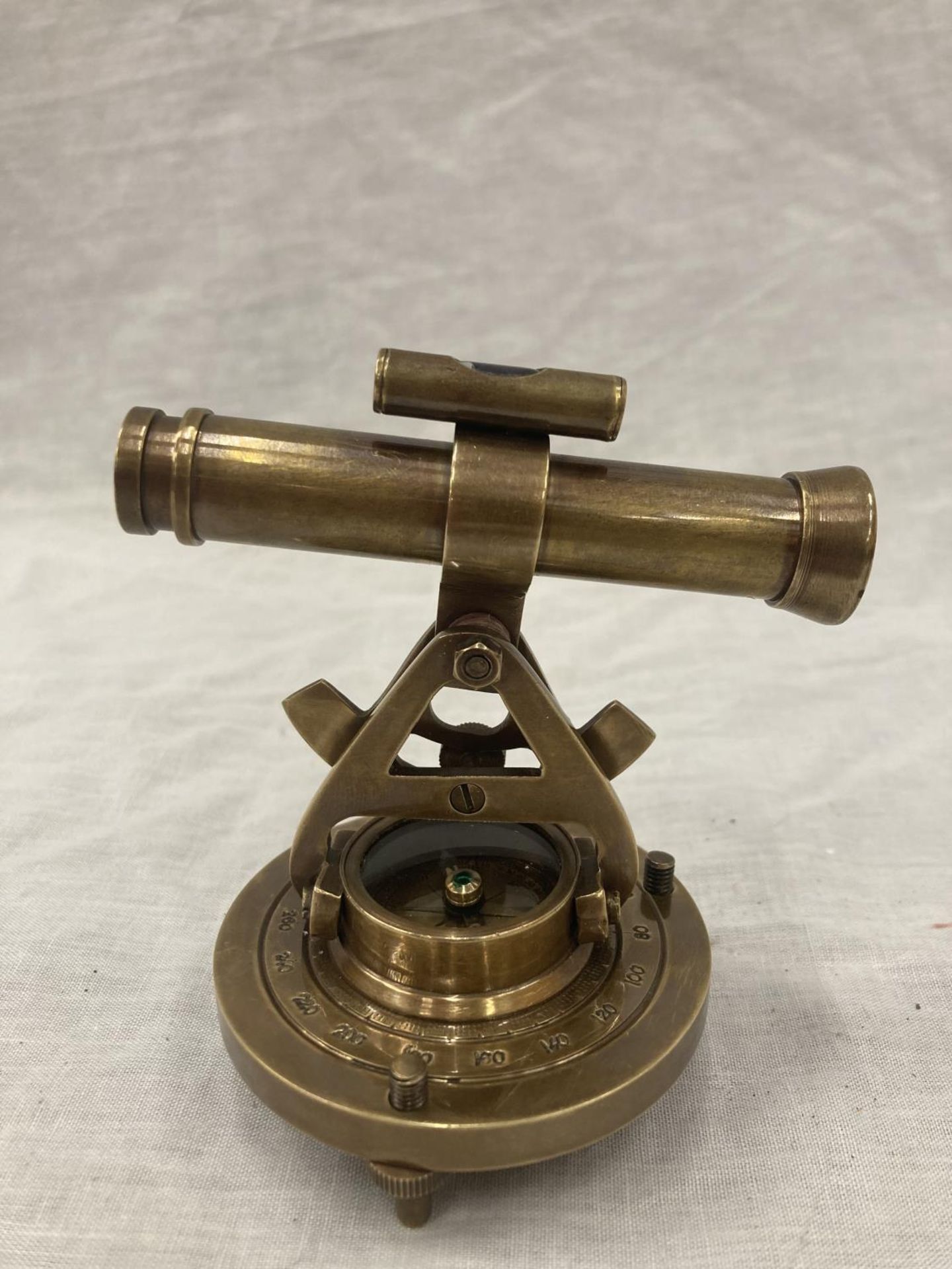 A BRASS MINIATURE TELESCOPE AND COMPASS - HEIGHT 10CM, WIDTH 9CM