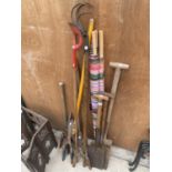 AN ASSORTMENT OF GARDEN TOOLS TO INCLUDE SPADES, RAKES AND SHEARS ETC