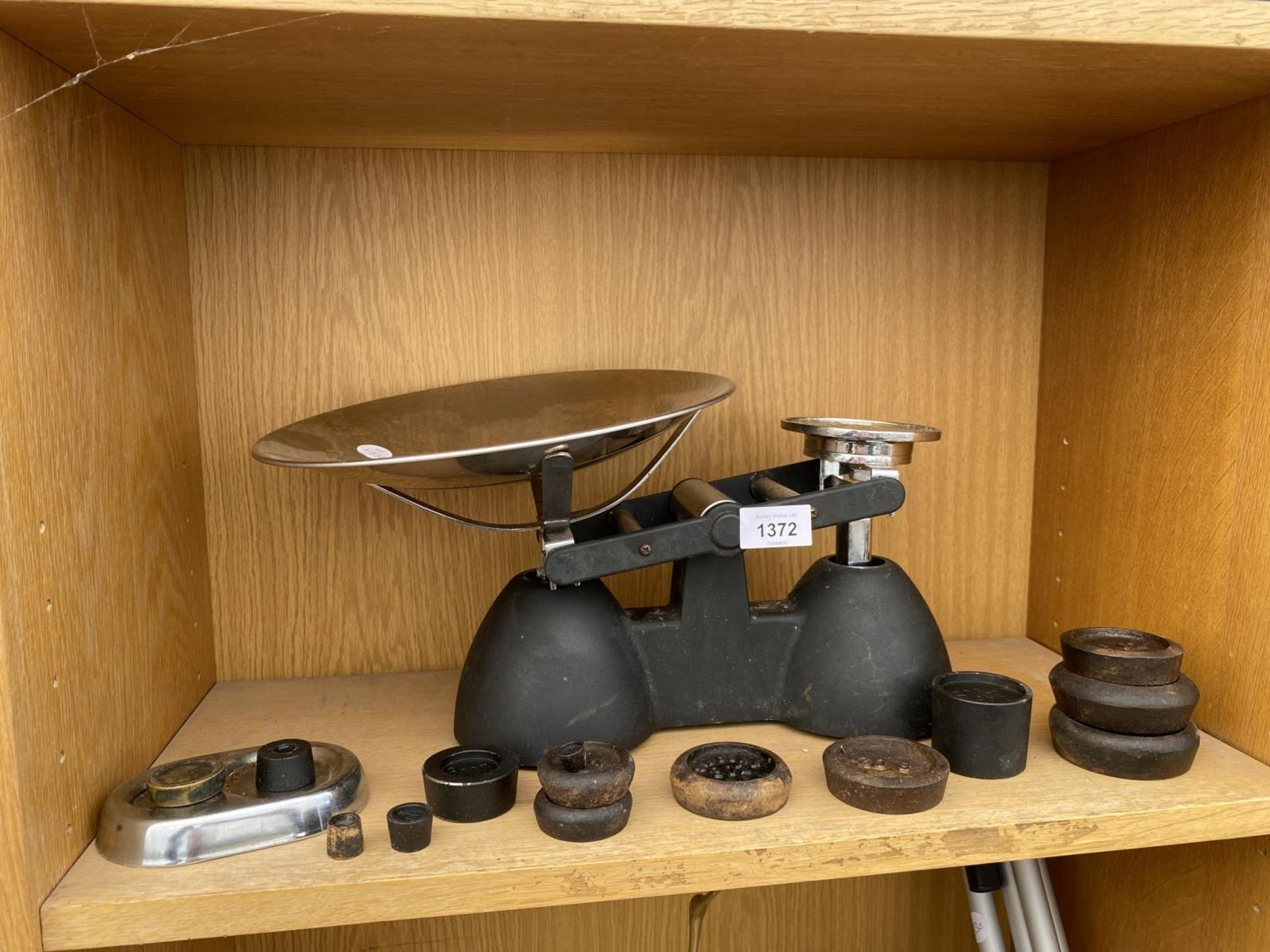 A SET OF KITCHEN BALANCE SCALES WITH A COLLECTION OF WEIGHTS - Image 2 of 6