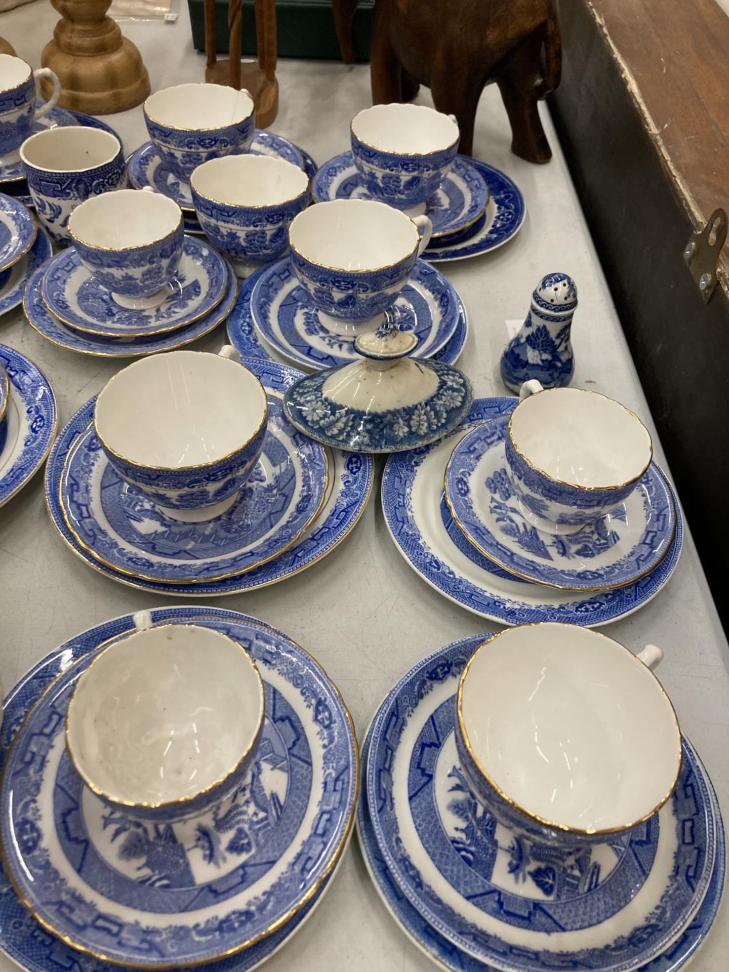 A LARGE QUANTITY OF BLUE AND WHITE 'WILLOW' PATTERN CHINA - APPROX 76 PIECES - Image 2 of 4