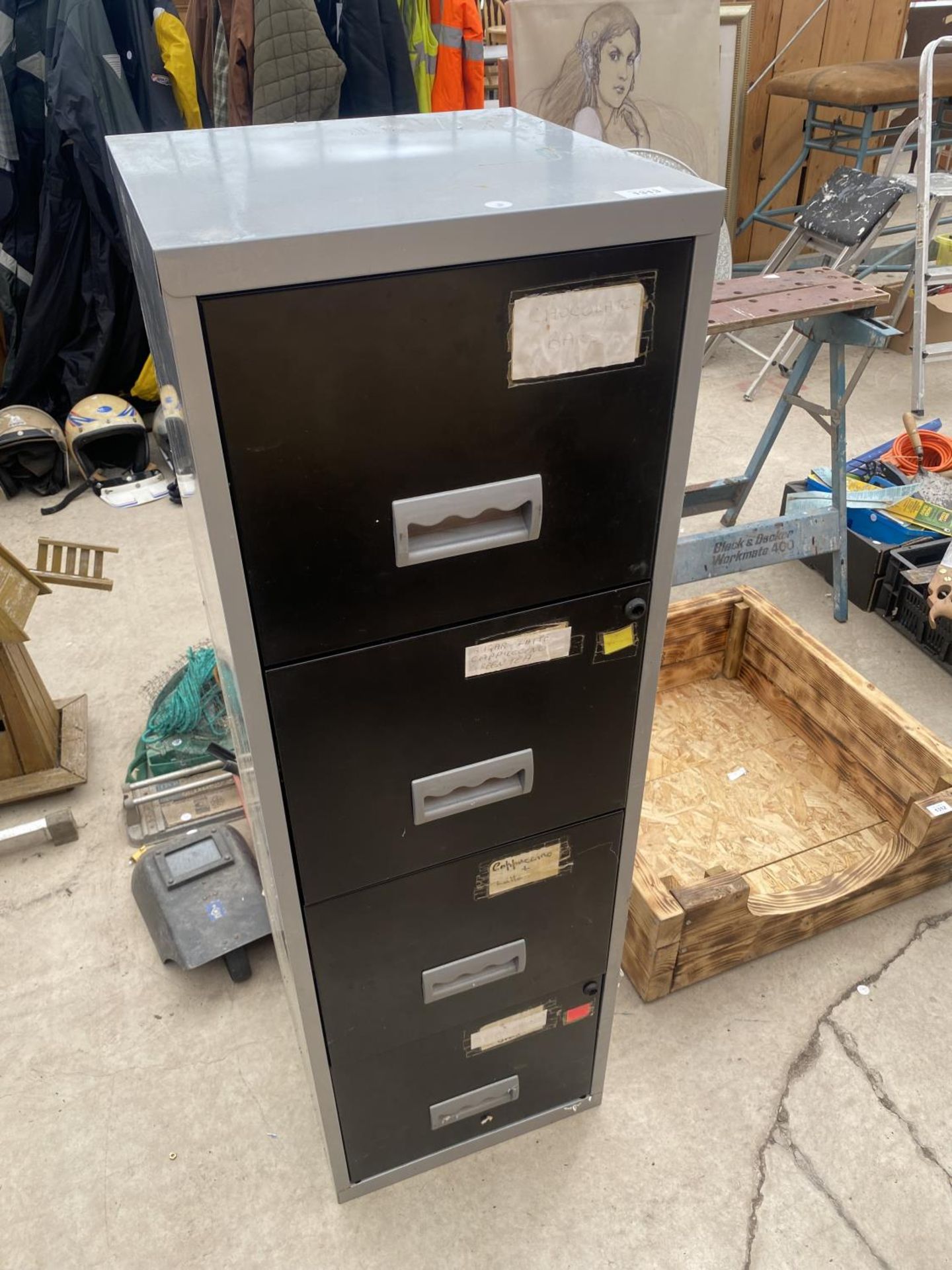 A FOUR DRAWER METAL FILING CABINET - Image 2 of 4