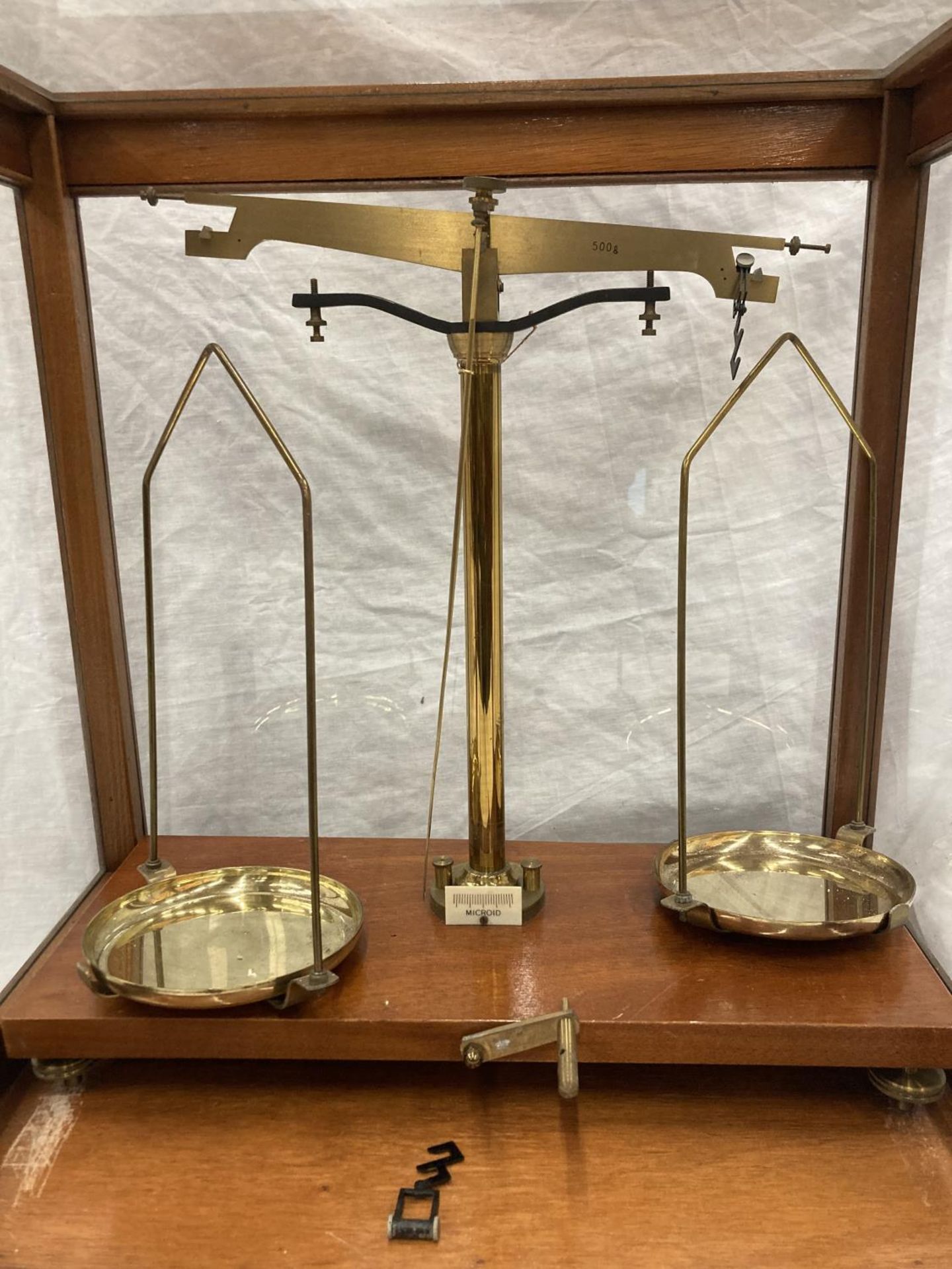 A GRIFFIN AND GEORGE LTD SET OF MICROID SCIENTIFIC SCALES IN A MAHOGANY CASE WITH GLASS PANELS - - Image 4 of 7
