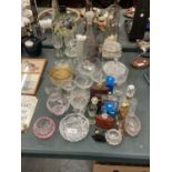 A LARGE COLLECTION OF GLASSWARE TO INCLUDE SCENT BOTTLES, JUGS, BOWLS, GLASSES, ETC