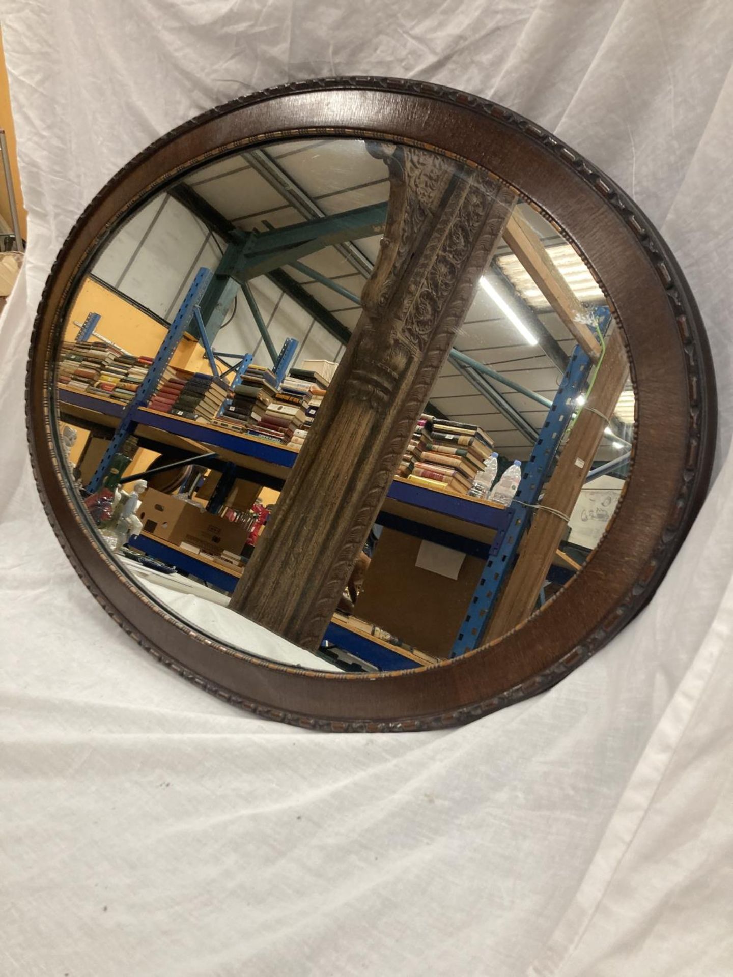 A LARGE MAHOGANY FRAMED OVAL MIRROR WITH BEADED INNER APPROX 100CM X 65CM - Image 2 of 4