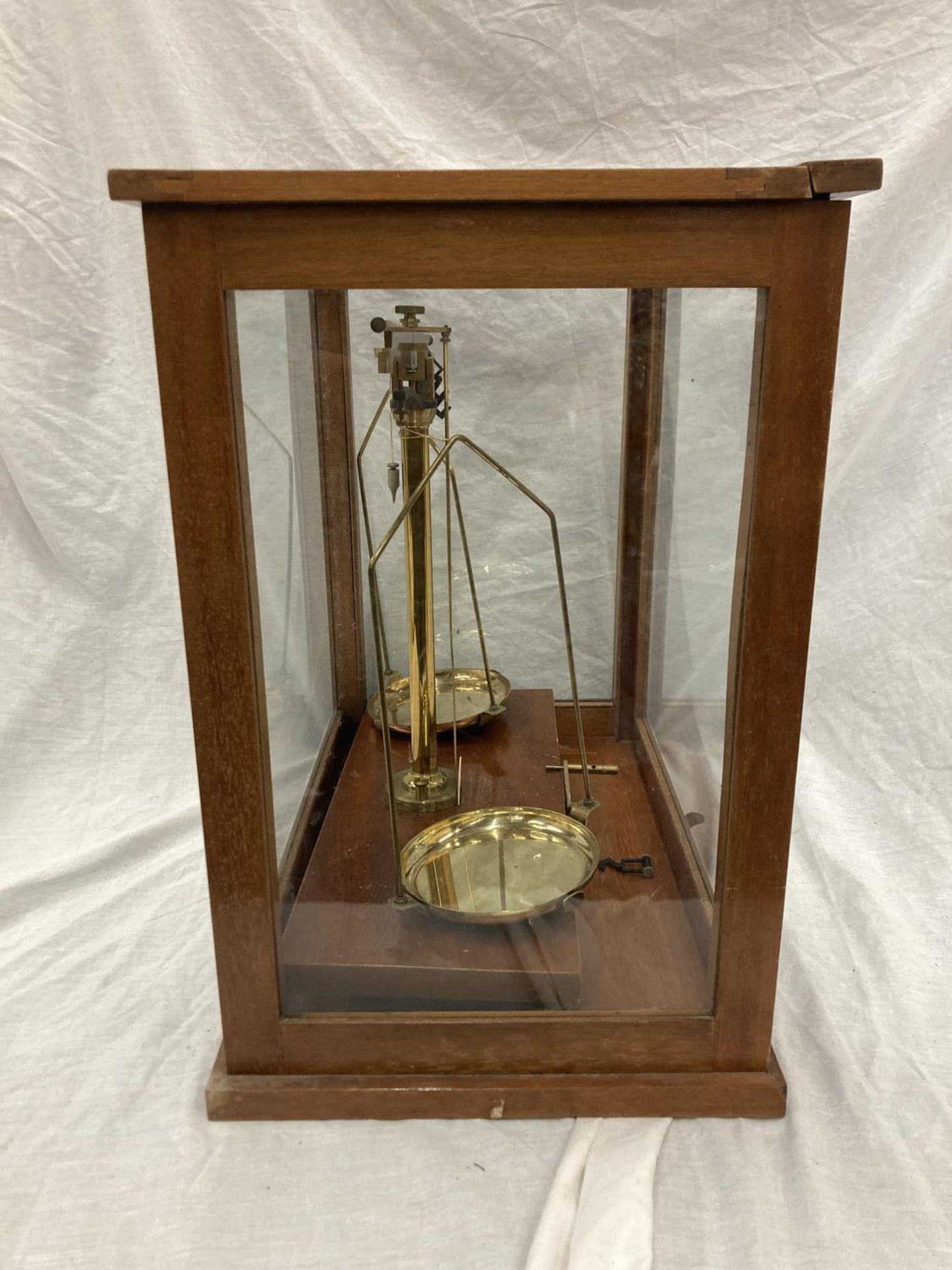 A GRIFFIN AND GEORGE LTD SET OF MICROID SCIENTIFIC SCALES IN A MAHOGANY CASE WITH GLASS PANELS - - Image 7 of 7