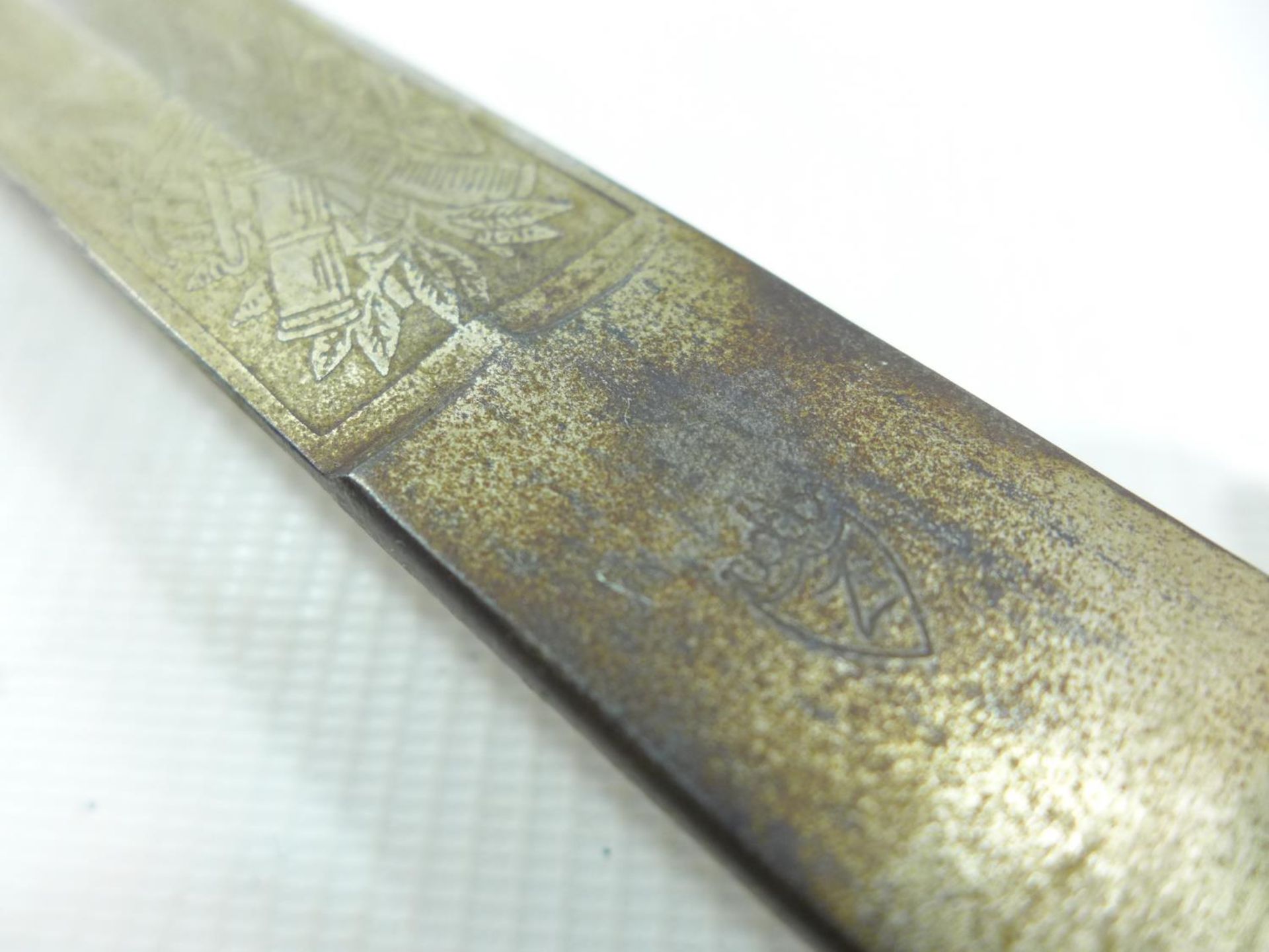 AN EARLY 20TH CENTURY GERMAN INFANTRY OFFICERS SWORD 80CM BLADE WITH ACID ETCHED DECORATION - Image 6 of 6