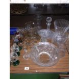 A QUANTITY OF GLASSWARE TO INCLUDE A DAISY PATTERNED LEMONADE SET, VASES, BOWLS, JUGS, ETC