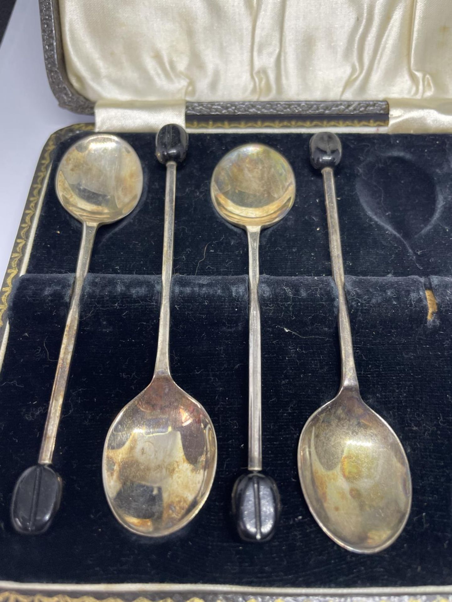 FOUR HALLMARKED SHEFFIELD SILVER COFFEE BEAN SPOONS IN A PRESENTATION BOX - Image 2 of 3