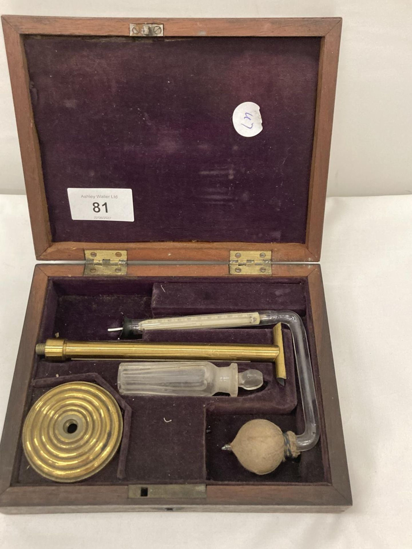 A MAHOGANY BOX CONTAINING MEDICAL INSTRUMENTS