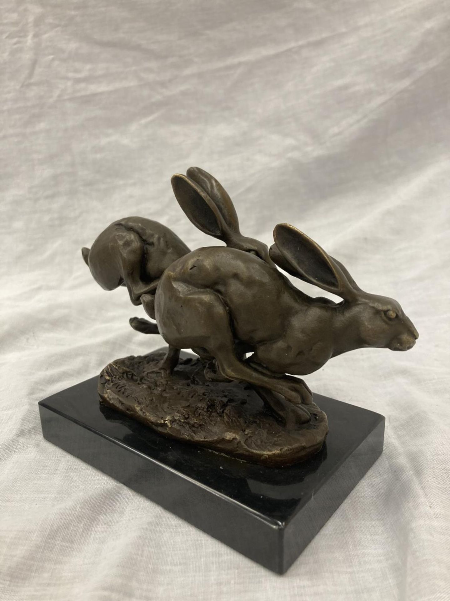 A SIGNED BRONZE OF HARES RUNNING ON A MARBLE PLINTH HEIGHT 12CM, LENGTH 15CM - Image 4 of 7
