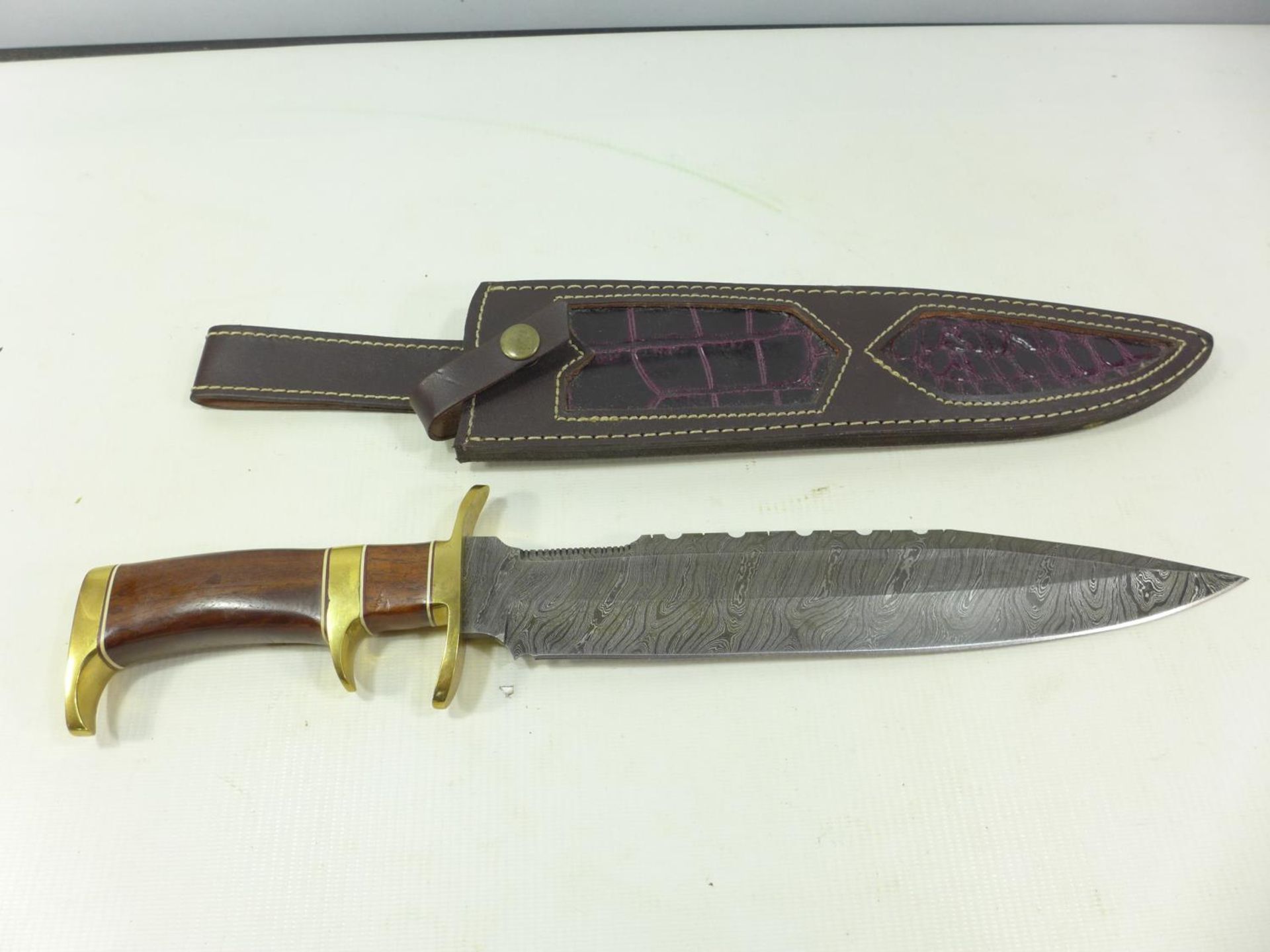 A LARGE WELL MADE HUNTING KNIFE AND SCABBARD 28 CM DAMASCUS BLADE