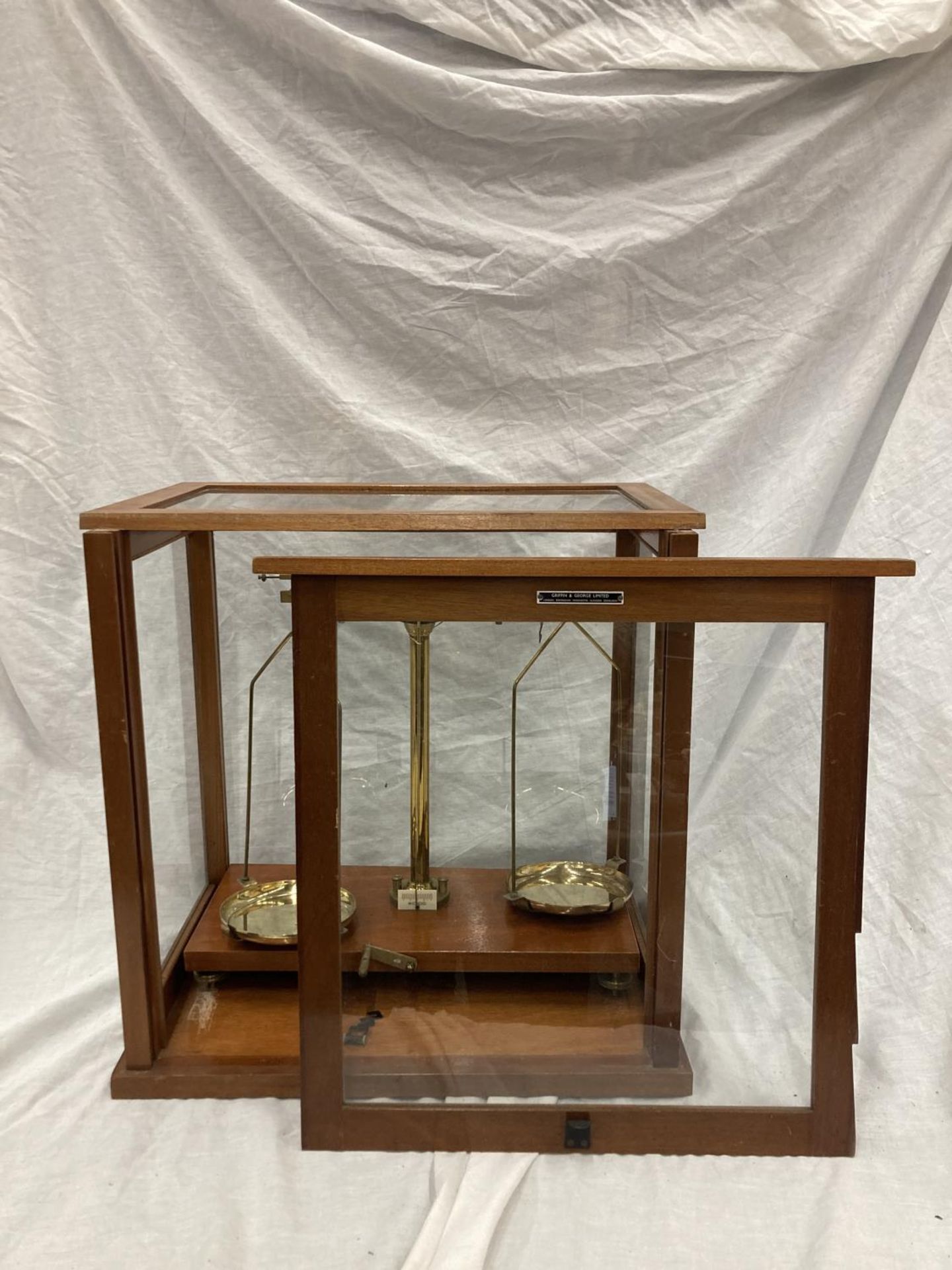 A GRIFFIN AND GEORGE LTD SET OF MICROID SCIENTIFIC SCALES IN A MAHOGANY CASE WITH GLASS PANELS - - Image 2 of 7