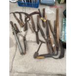 A LARGE ASSORTMENT OF VINTAGE GARDEN TOOLS TO INCLUDE SHEARS AND SYTHES ETC