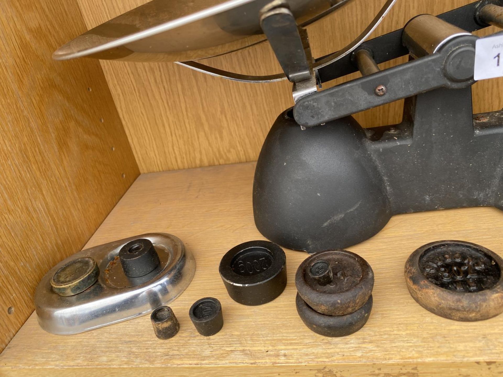 A SET OF KITCHEN BALANCE SCALES WITH A COLLECTION OF WEIGHTS - Image 6 of 6