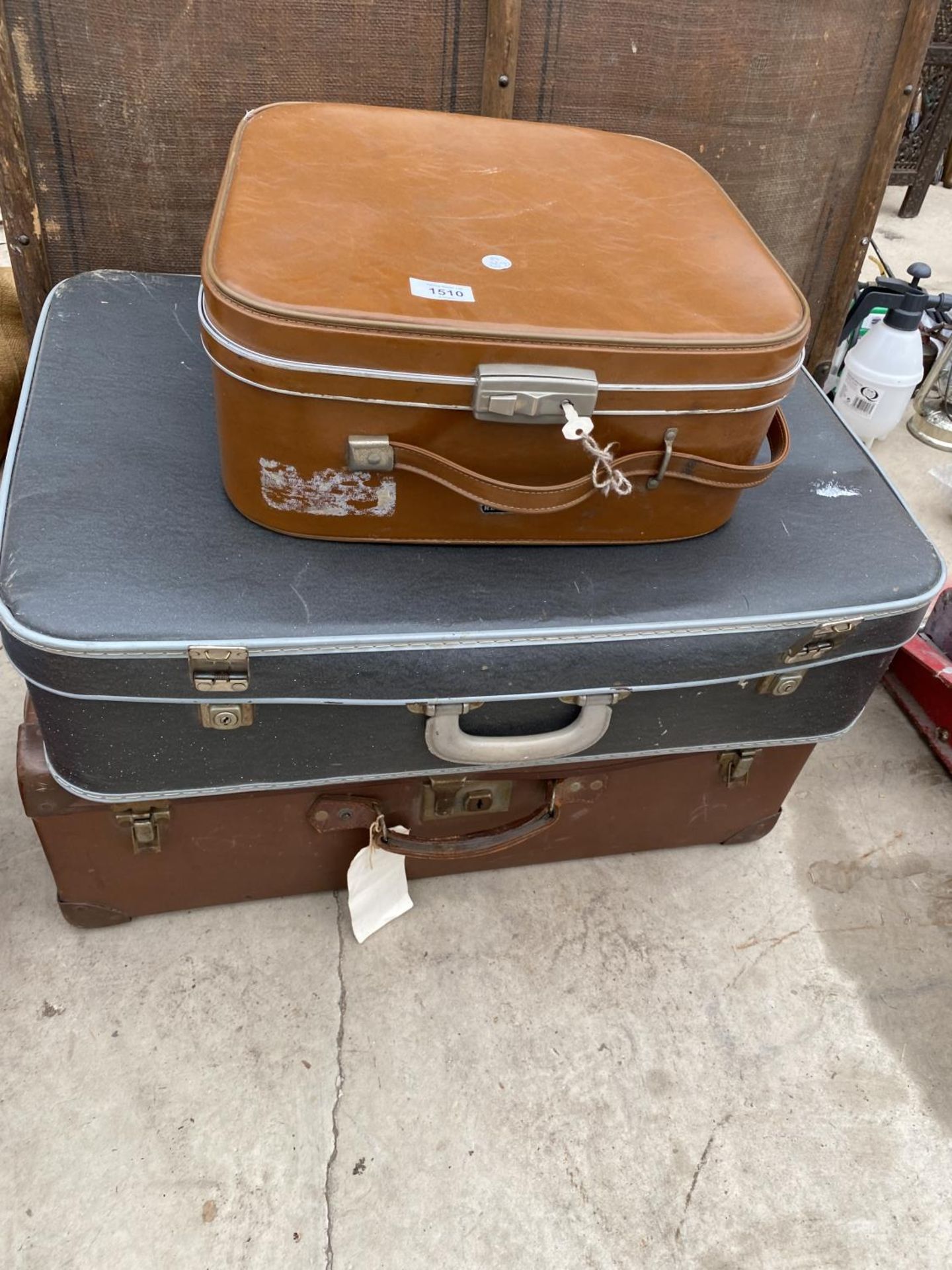 THREE VINTAGE TRAVEL CASES