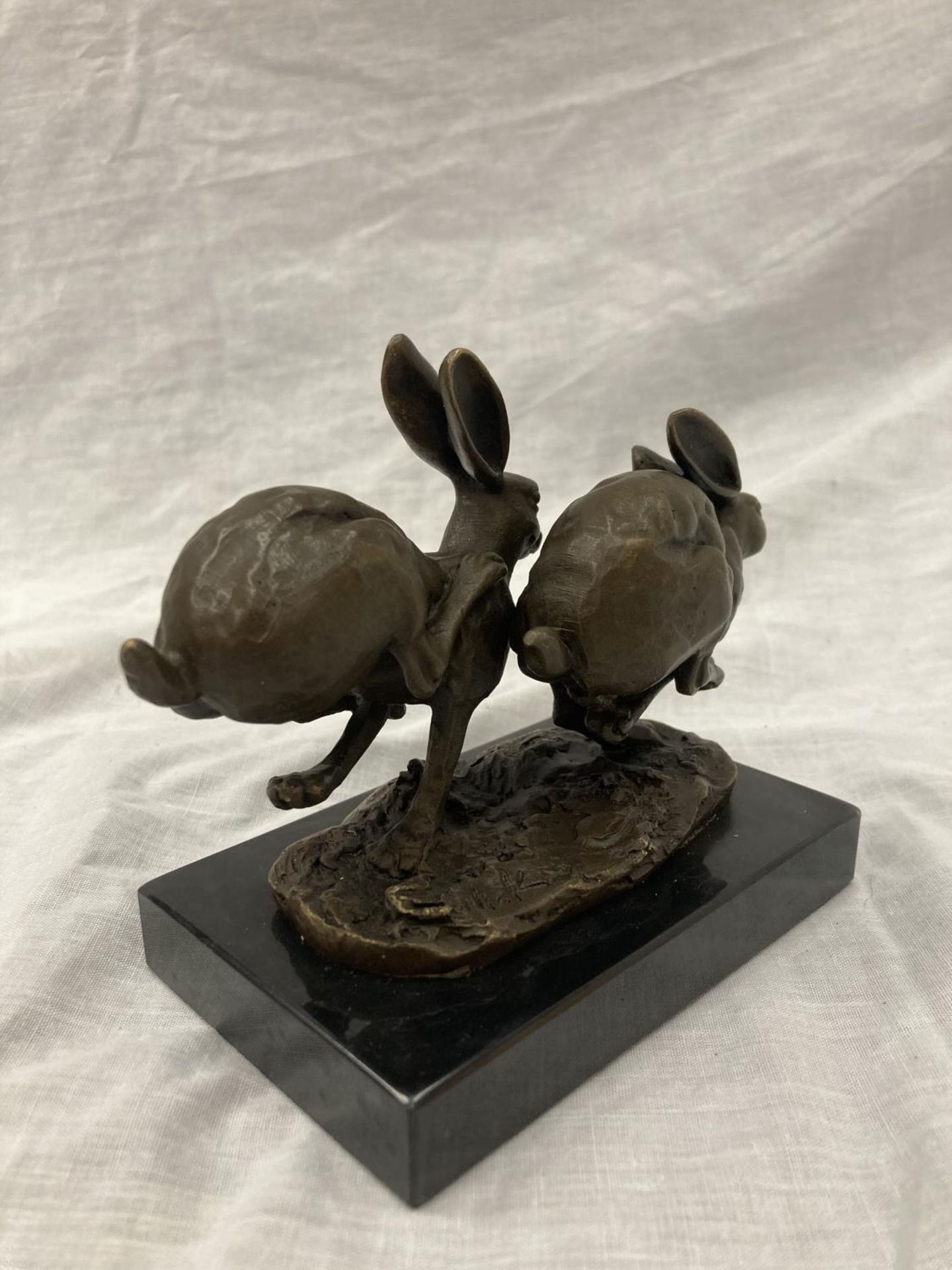 A SIGNED BRONZE OF HARES RUNNING ON A MARBLE PLINTH HEIGHT 12CM, LENGTH 15CM - Image 6 of 7
