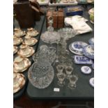 A QUANTITY OF GLASSWARE TO INCLUDE A DECANTER, BOWLS, CONDIMENT SETS, JUGS, GLASSES, ETC