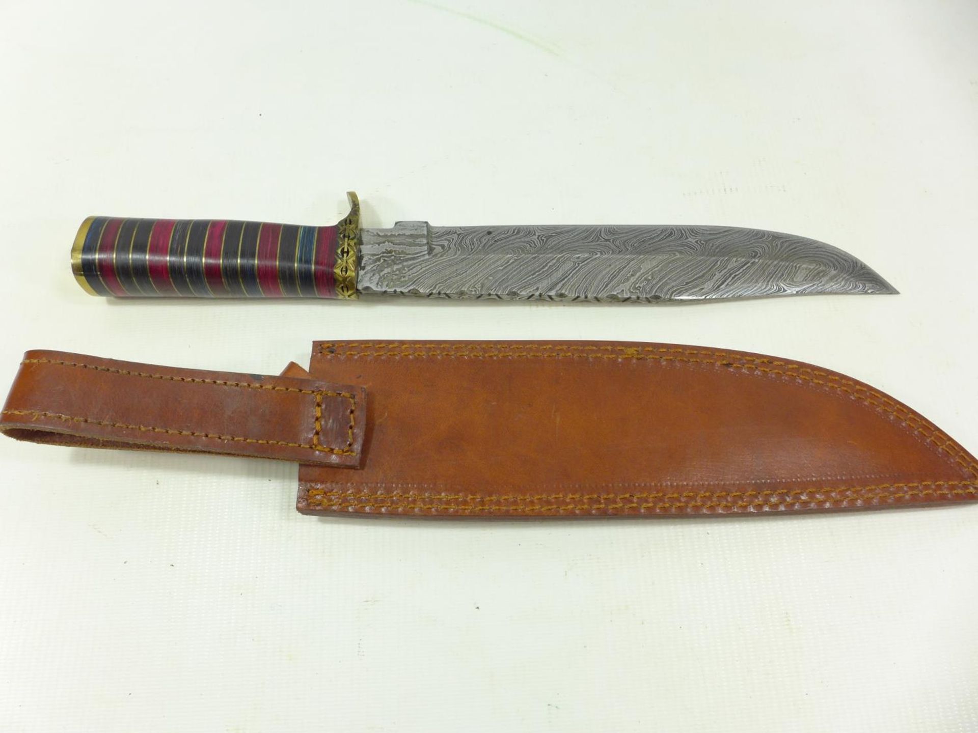 A LARGE WELL MADE HUNTING BOWIE KNIFE AND SCABBARD 24.5 CM DAMASCUS BLADE - Image 2 of 6