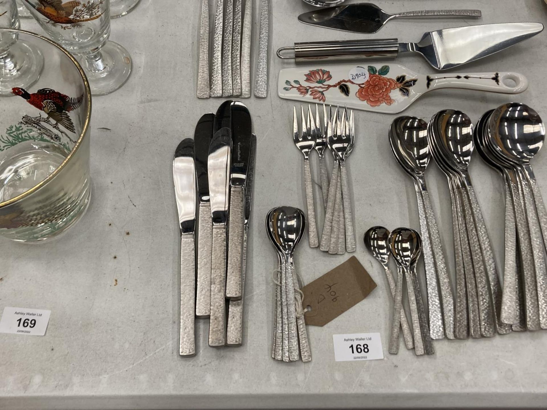 A QUANTITY OF FLATWARE TO INCLUDE KNIVES, FORKS, SPOONS, SERVERS, ETC - Image 4 of 4