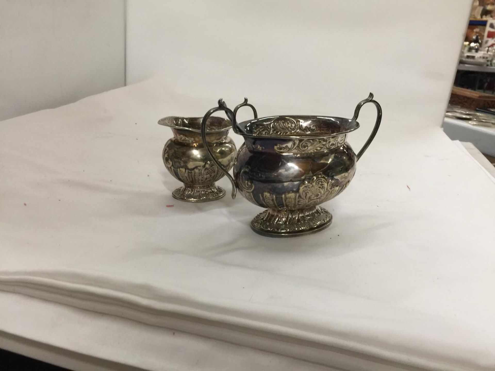 A THREE PIECE SILVER PLATED TEASET TO INCLUDE A TEAPOT, SUGAR BOWL AND CREAM JUG PLUS A COFFEE POT - Image 5 of 6